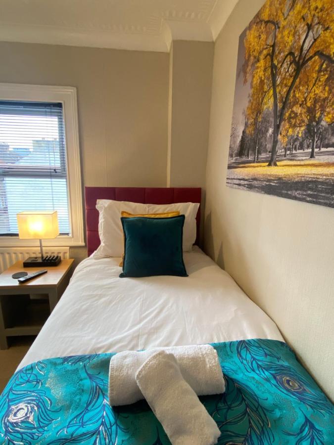 Convenient Contractor Stay Free Parking Walk To Weatherspoons Bedford Exterior photo